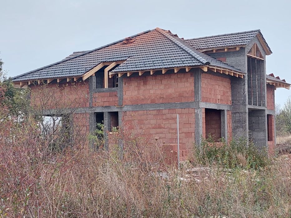 Constructii case in rosu , acoperisuri