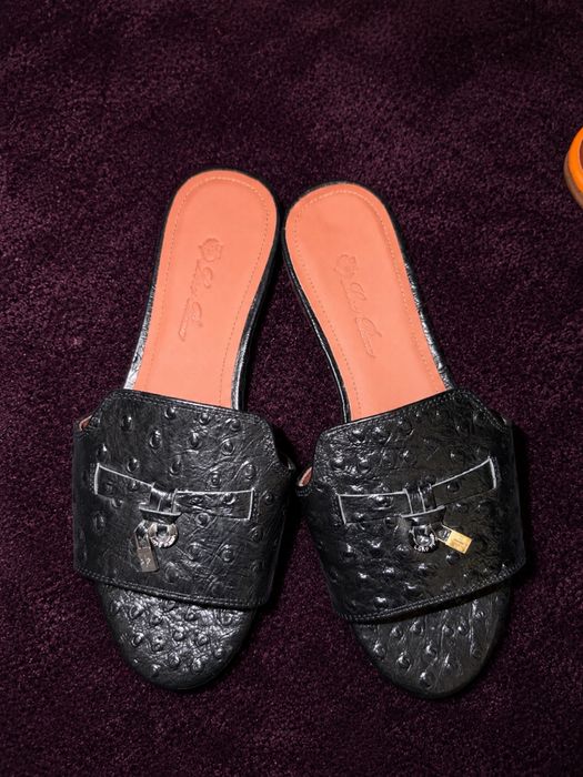 Налични Loro Piana чехли с ток