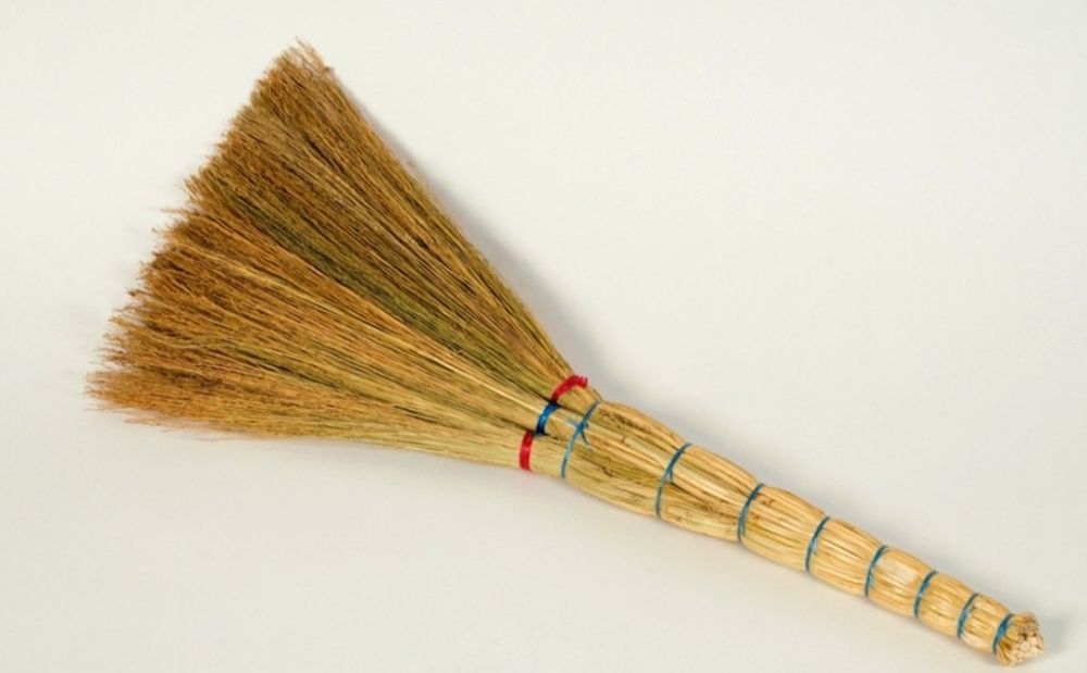 Веник для уборки дома - 300 тенге.