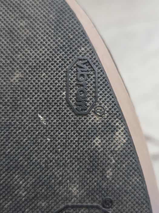 Продам фирменные ботинки