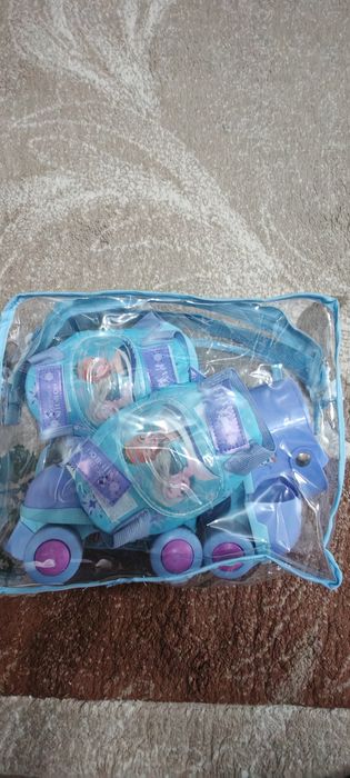 Patine cu rotile 4 roti Disney Frozen, mărime reglabilă  22 - 29 cu set de protecții noi  și geanta de transport.