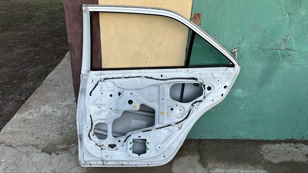 Продам дверь камри 50