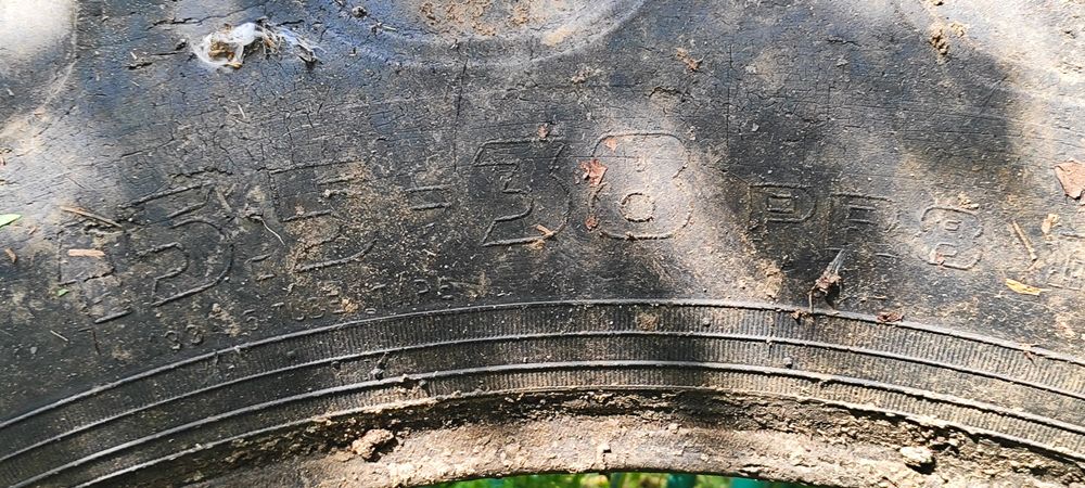 Гуми от трактор подарявам