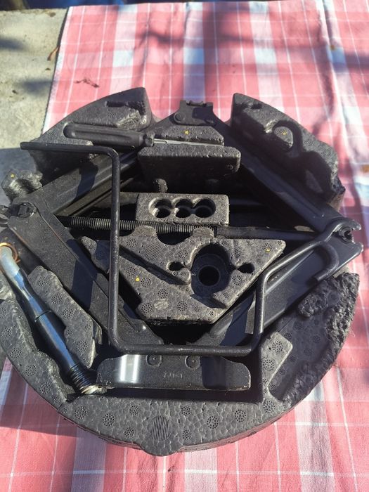 Kit complet până , de pus in roata de rezerva,