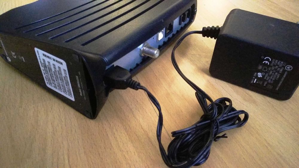 Адаптер за захранване 12v 800mA и 1A оригинал размер карфица  5,5х2,1