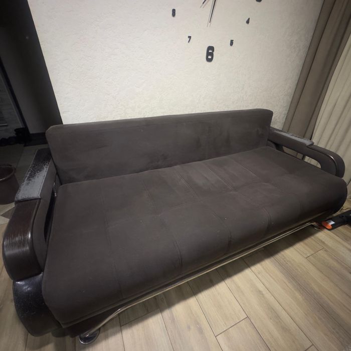 Диван коричневый