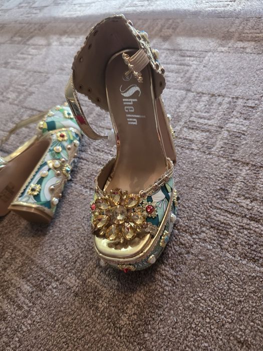 Sandale cu toc si platformă