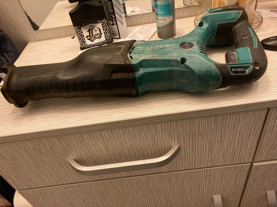 Саблен трион Makita DJR186