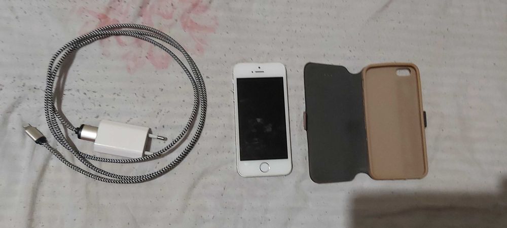 Продавам телефон айфон 5 s с калъф и зарядно