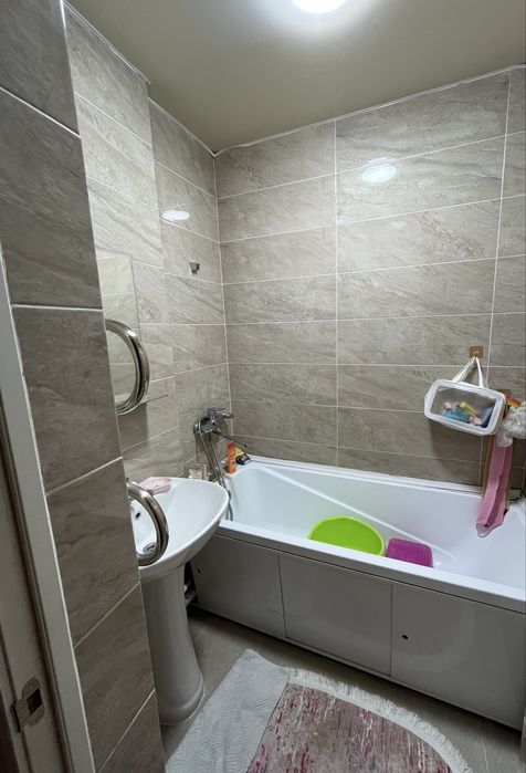 Продам 3 комнатную квартиру в 4 микрорайоне хорошая теплая 2 этаж