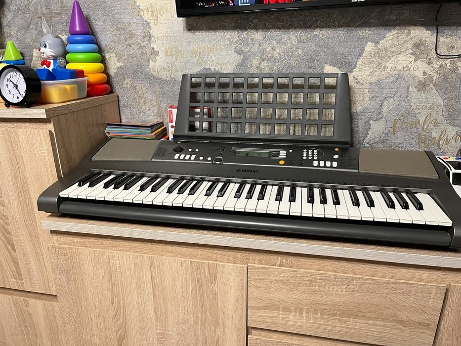 Продается синтезатор Yamaha PSR- R300
Состояние хорошее, почти не
