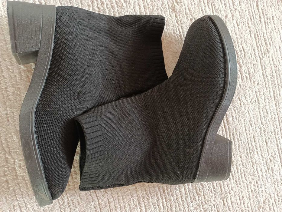 Botine de damă negre, tricotate, slim, cu vârf rotund, elastic. Nr 38