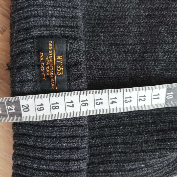 Нова шапка сива.