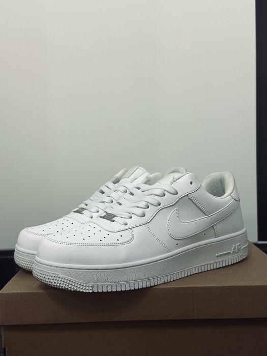 Продам кроссовки *NIKE AIR FORCE 1*