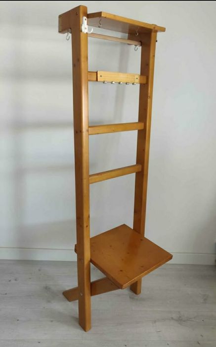 Suport prosop, rustic, din lemn lăcuit, tip scaun cu spătar inalt