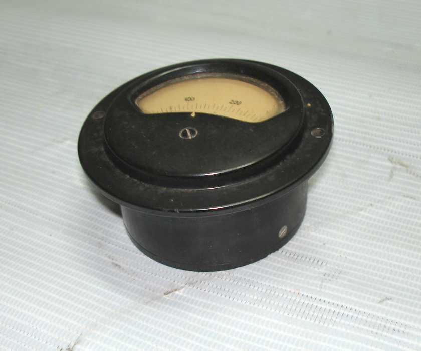 Аналогов волтметър със стрелка, произведен в СССР