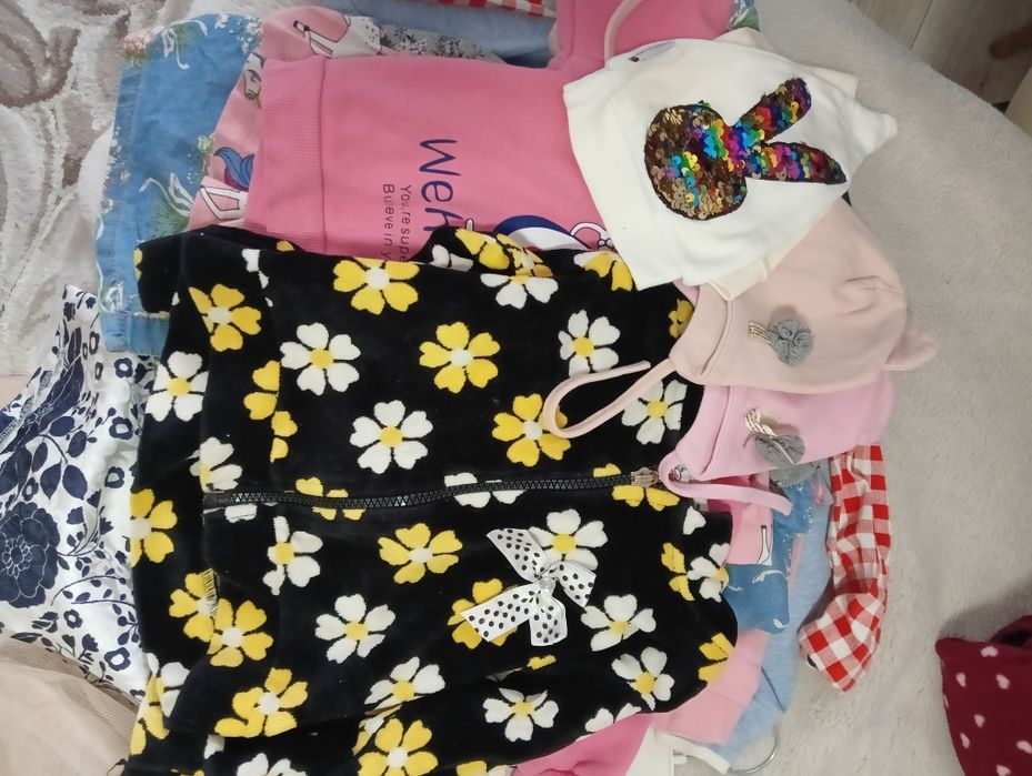 Пакет вещей большой, в основном для девочек