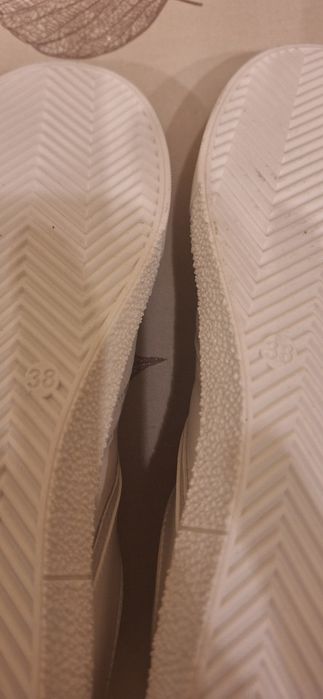 Продавам  маратонки