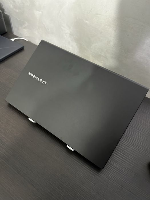 Laptop ASUS-design slim, stare foarte bună