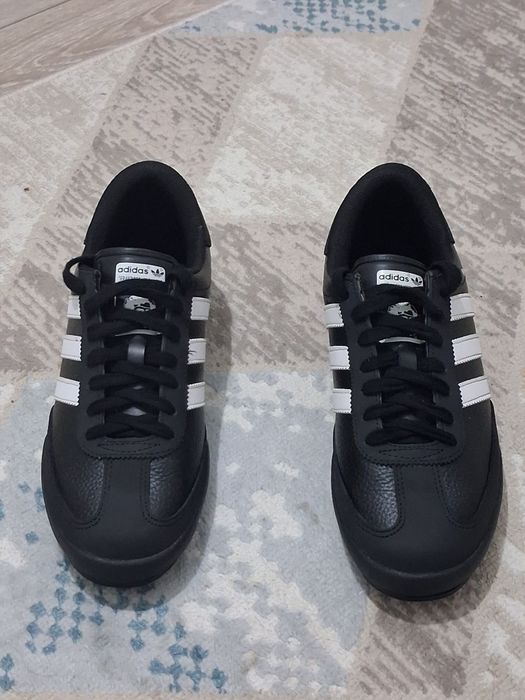 Кроссовки адидас