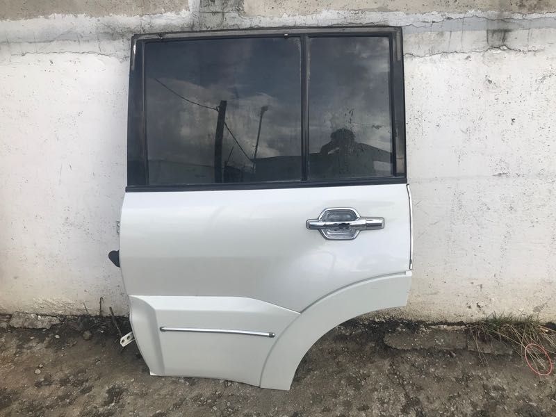 Задняя дверь на Pajero 4