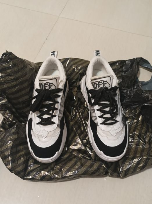 ând o gamă variată de adidași, perfecți pentru orice stil! Avem multe