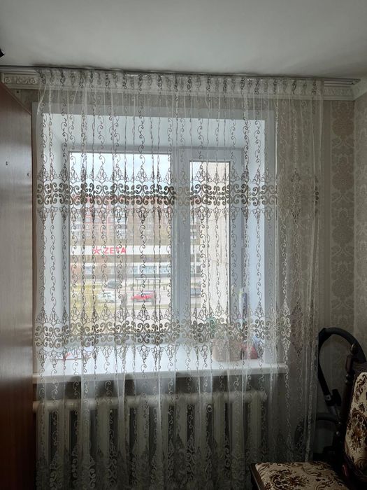 Тюль белая -серебристая .