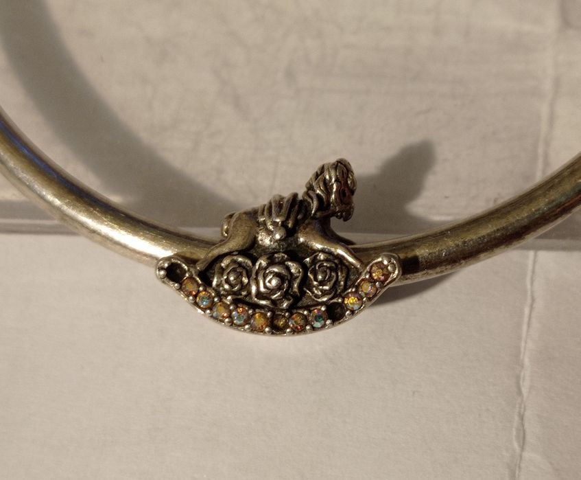 Vând/Schimb brățară Pandora-4 charmuri,la un charm lipsesc 3 pietre.