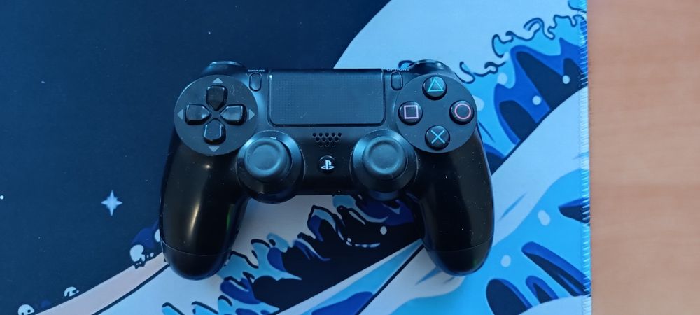 Продам PS4 в отличном состоянии!