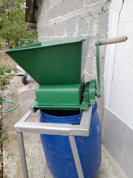 Ръчна гроздомелачка.