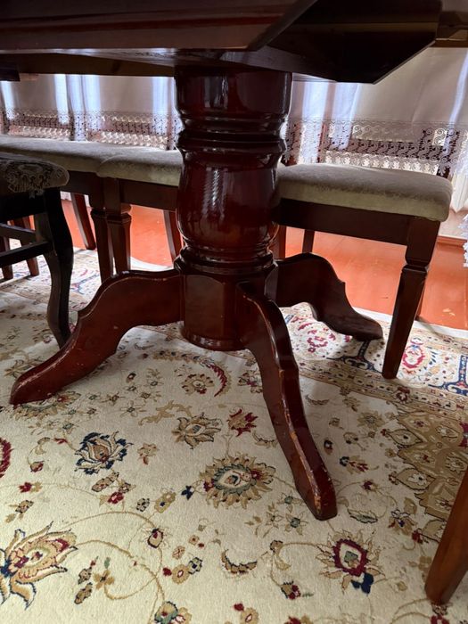 Стол со стулями для гостиной