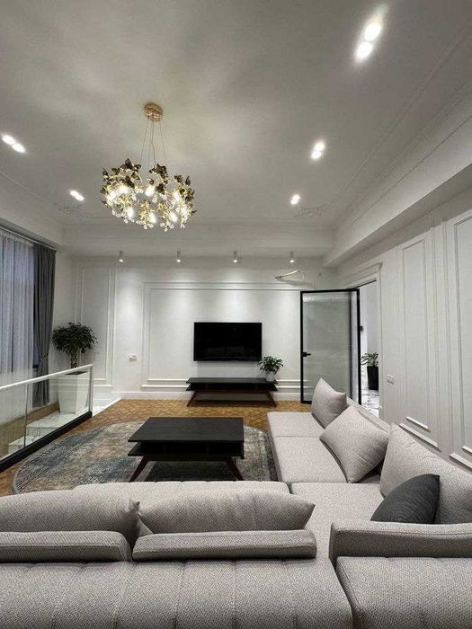 Гостиница России-Дуплекс! Сдаётся 4-х комнатная квартира в центре!