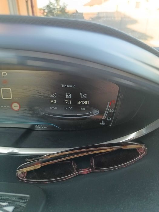 peugeot 3008 model 1.2 an 2018 cutie automata 32000 km. impecabila