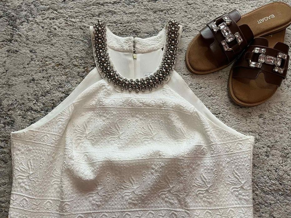 Бяла рокля с камъни