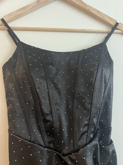 Дамска рокля с камъни и цепка.