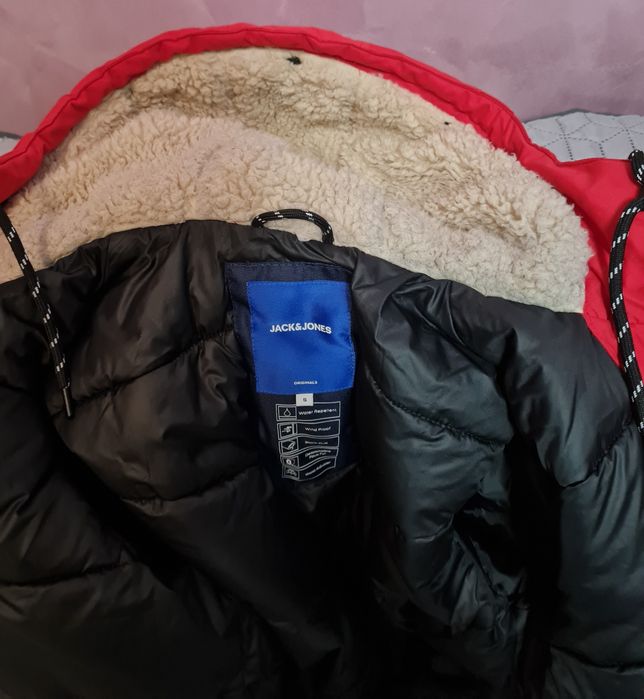 Vând Jacketa Parka Jack & Jones de la Hervis pentru băieți