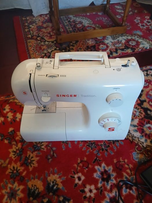Mașină de cusut SINGER TRADITION Model 2250 ! 700  lei .