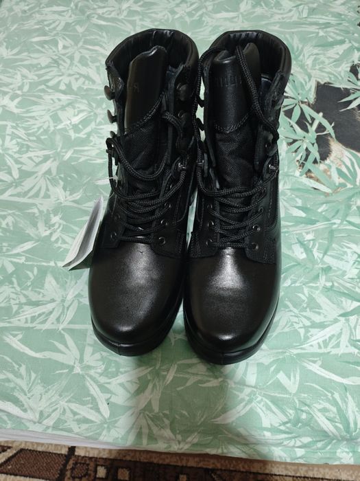 Чисто нови черни боти