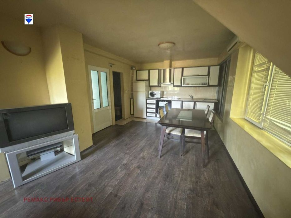 Тристаен апартамент с паркомясто и Ателие за продажба кв. Хъшове