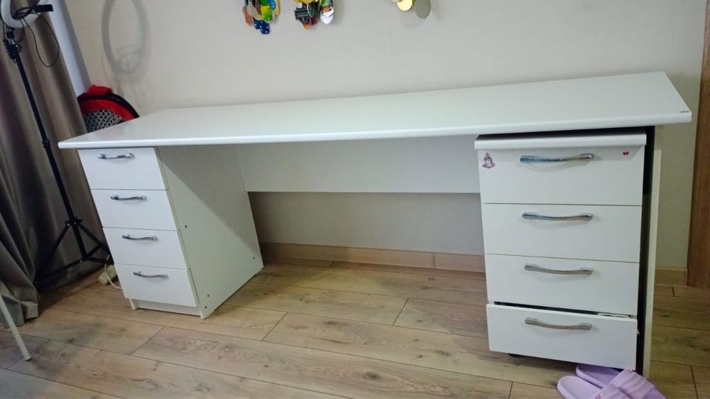 Продам стол, парту