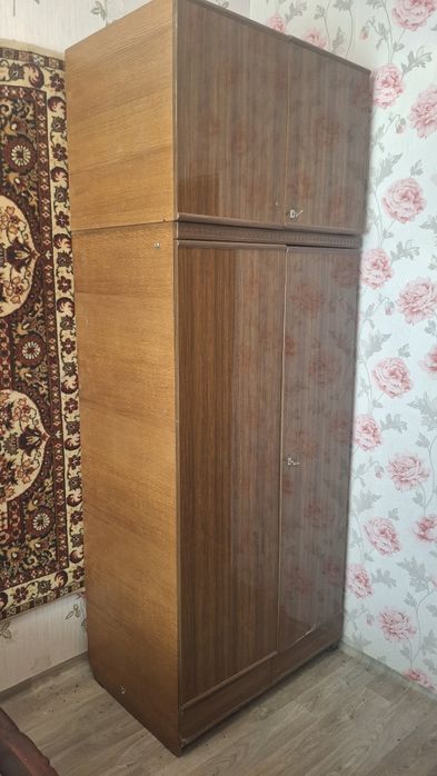 Кровать и шкаф .