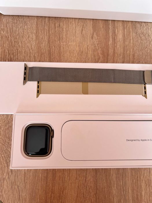 Apple Watch Series 8 – 41mm Gold + Gold Milanese Loop