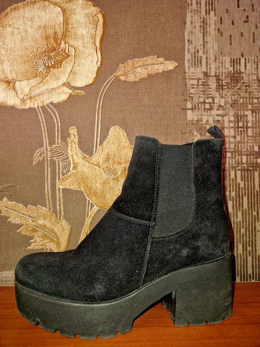 Продаю классные замшевые ботильоны