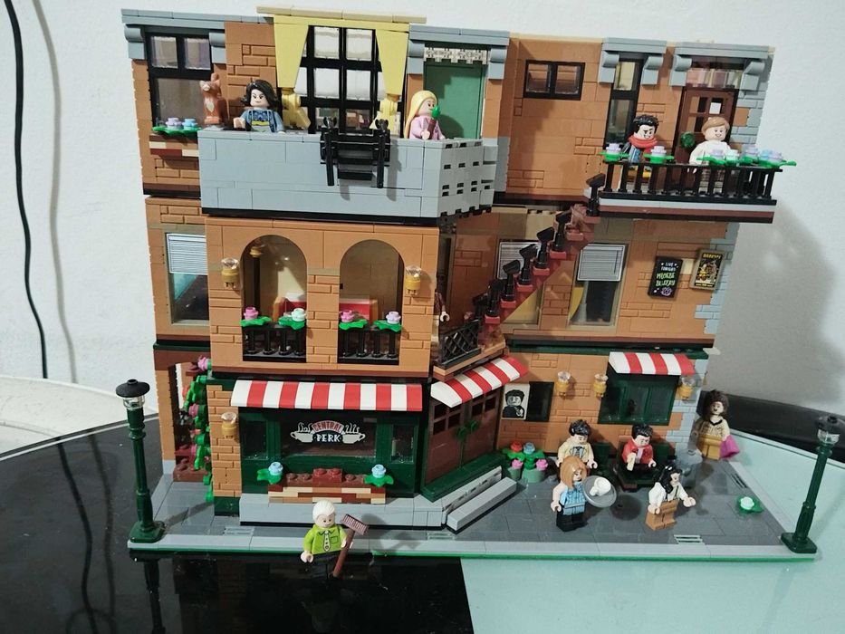MOC Clădire Modulară Uriașă LEGO Friends (3 etaje – Central Perk + Apartamente)