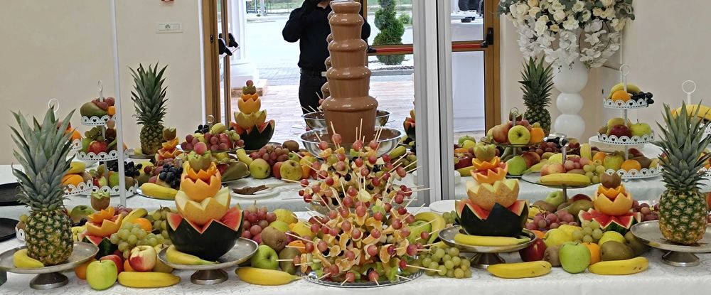 Bar din fructe si fantana de ciocolata