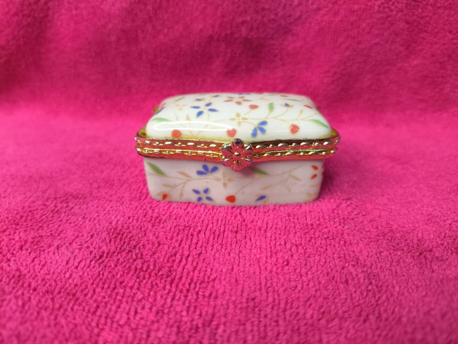 Шкатулка-маленькая,фарфоровая таблетница