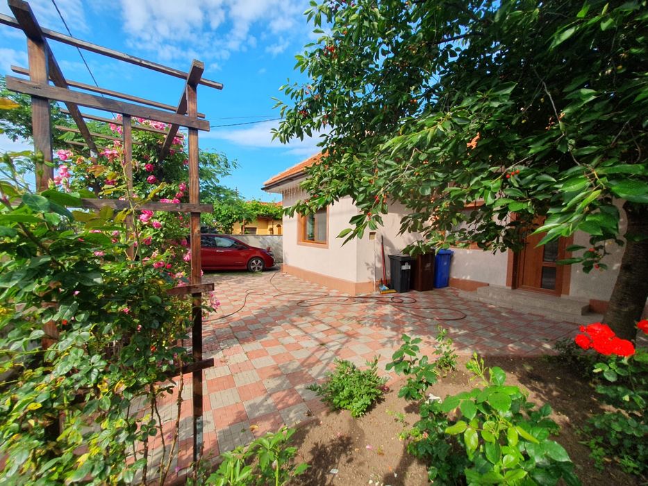 Casă de vânzare în Tuzla – 4 camere, teren 706 mp, livadă, panouri fotovoltaice
