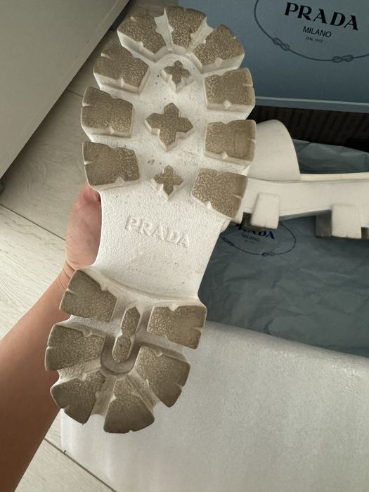 Уникални чехли Prada