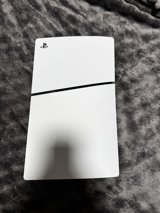 Vând PS5 Digital Edition 1TB – ca nou, cumpărat în ianuarie**