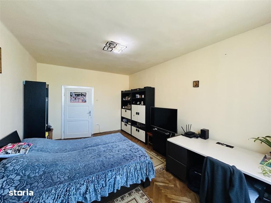 Casa de vanzare – 4 camere, demisol amenajat, curte – Piata Cluj